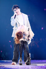 幻灯：郑秀文许志安相拥献唱 梁洛施李嘉欣捧场