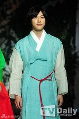 组图：南宝拉林时完穿韩服走秀 为单亲妈妈筹款