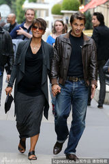 组图：哈利-贝瑞挺大肚散步 未婚夫恩爱陪伴