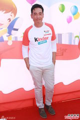 组图：准爸爸陈豪看书学照顾宝宝 向好友取经