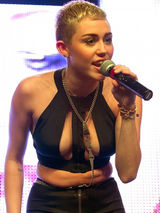 组图：麦莉-塞勒斯21岁生日 台上放荡台下疯狂