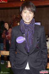 组图：廖碧儿秀事业线  黄子华拍剧主动出击