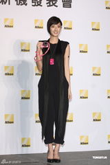 组图：桂纶镁暗示可能会隐婚 与男友平凡幸福