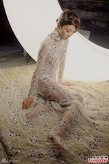 组图：薛凯琪MV谈情 重磅透视裙刮损大腿