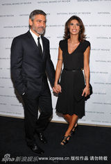 幻灯图：国家评论协会奖晚宴克鲁尼花白胡显男人味