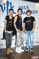 组图：炎亚纶胡宇崴活动现身引粉丝尖叫