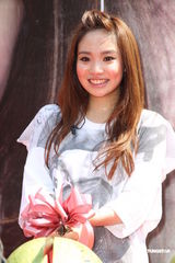 组图：陈芳语首辑庆功签唱 自曝狂爱贺军翔