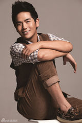 组图：张晓龙黑白写真展魅力 两戏连拍荧屏变脸