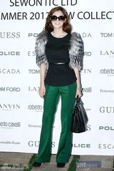 组图：张赫南圭丽等韩星为眼镜新品发布会站台