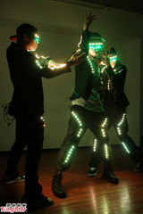 组图：蔡旻佑勤练六块肌 色诱天心同台飙歌