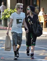 高清组图：艾薇儿和老公牵手秀甜蜜