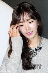 组图：韩星裴涩琪等出席新片《夜关门》试映会