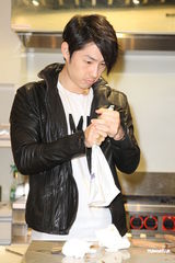 组图：吴建豪首次做巧克力 对曾之乔印象很新鲜