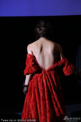 组图：温碧霞献唱中国电影周 红裙露乳沟秀美背