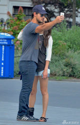 组图:狼人泰勒与大6岁女星约会 十指紧扣秀恩爱