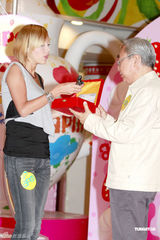 组图：日本女星土屋安娜办签名会 坚定摇滚音乐风格