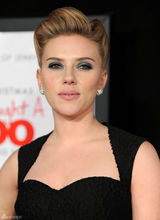 高清组图：斯嘉丽-约翰逊复古发型亮相首映式