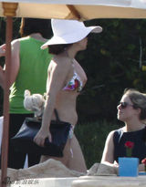 组图：LadyGaga狂甩赘肉 碎花比基尼清凉度假
