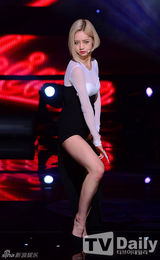 组图：Rain皮草加身有范 女团撅臀掀裙极尽诱惑