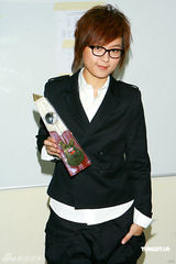 幻灯图：TVB8金曲颁奖落幕 容祖儿银装现身捧奖