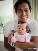 组图：齐秦妻子微博曝私房照 新生女儿天真可爱