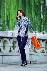 组图：张歆艺街拍潮范十足 引领2012春夏时尚