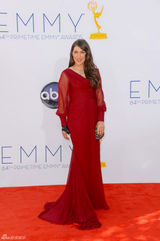 组图：艾美奖红毯 “谢耳朵”女友玛伊姆-比亚利克红裙妖娆