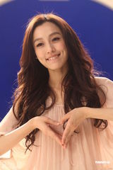 组图：范玮琪为公益歌曲拍摄MV 个唱邀吴佩慈站台