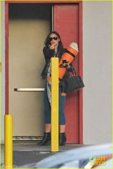 组图：50岁黛米-摩尔瑜伽勤保养 素颜也精神