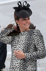 组图：凯特王妃下月将临盆 踩高跟鞋轻盈上楼梯