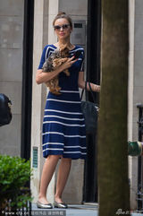 组图：米兰达抱爱犬出街 海魂连衣裙潮范十足