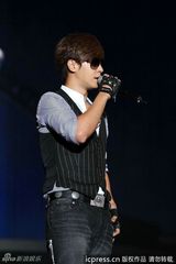 组图：谢霆锋献唱演唱会 蔡依林露胸垫上下走光
