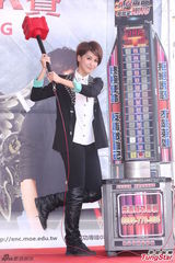 组图：曾沛慈单身度七夕 压力大靠唱歌发泄