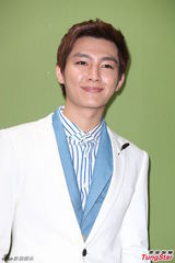 组图：炎亚纶亮相粉丝见面会 衣着帅气抢镜