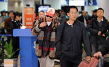 组图：张默与神秘女回京 出机场抽烟解乏