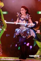 幻灯图：Twins开唱花样百变 好友容祖儿登台助阵