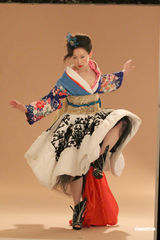 组图：王菀之10月首开个唱 穿和服演绎狂野