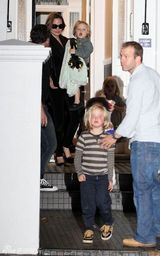 组图：朱莉和斯蒂芬妮星妈聚会 明星宝宝扎堆