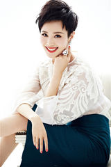 组图：石小群绿裙红唇写真 尽显冬日知性美