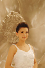 组图：李湘优雅代言护肤品 白皙迷人气质高贵