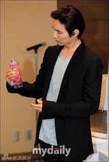 组图：元斌帅气亮相活动 俊秀清逸展美男气质