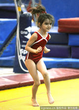 组图：小苏瑞猛练体操 奥运“种子”初长成