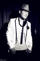 组图：严宽拍摄时尚写真 挑战多种风格造型百变