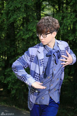 组图：胡夏拍《傻瓜探戈》MV 搂美女舞伴热舞