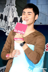 高清组图：阮经天代言寝具 设计床组勇敢追梦