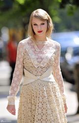 高清组图：泰勒-斯威夫特镂空裙亮相纽约时装周