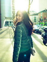 组图：倪妮巴黎午后街拍 表情鬼马俏皮可爱