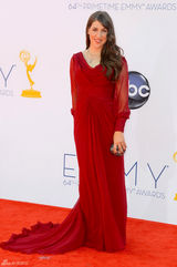 组图：艾美奖红毯 “谢耳朵”女友玛伊姆-比亚利克红裙妖娆