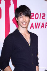 组图：林俊杰获票选人气男艺人 谢谢周杰伦相挺