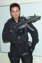 组图：宣萱马德钟等《飞虎》举枪宣传大结局